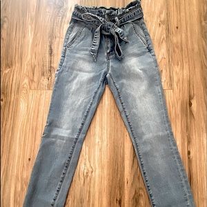 Blue jeans w/ bow belt
